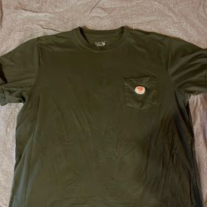 Men’s dark green Mountain Hardware T-shirt size XXL
